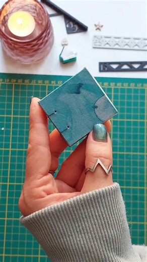 Doreen on Instagram: "Part 1. Coptic binding with two needles. Before we start binding, we first need a cover and suitable paper. You can see the process in the video. For the binding, I try to cut it so that you can see the important parts. To be honest, that's not so easy. Teil 1. Koptische Binding mit zwei Nadeln. Bevor wir mit der Binfung starten, benötigen wir erstmal ein Cover und passendes Papier. Im Video siehst den Prozess dazu. Für die Bindung versuche ich es so zu schneiden, dass man