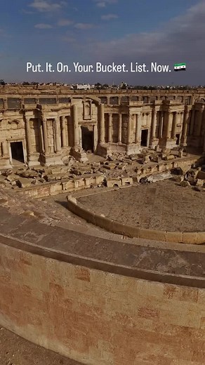 Once the richest city in the world, still sits humbly and majestically deep in south southern Syria. Welcome to Palmyra 🇸🇾 I’m inviting others to join me in Syria this April. if you’re interested, comment SYRIATRIP and I’ll send over all the details 🙌🏼 #damascus #syria #architecture #solotravel #nickgoesglobal