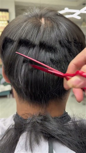 Barber’s Incredible Talent: Rare Haircut Techniques