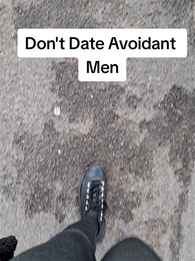 Avoidant attachment, anxious attachment, hot and cold behaviour, push pull dynamics if you’ve experienced this in dating or relationships, you know how destabilising it is. What feels like chemistry is often intermittent reinforcement. What feels like love can actually be inconsistency wiring your nervous system to chase. I talk about the impact avoidant and emotionally unavailable men have on women and how women return to themselves after destabilising relationships.