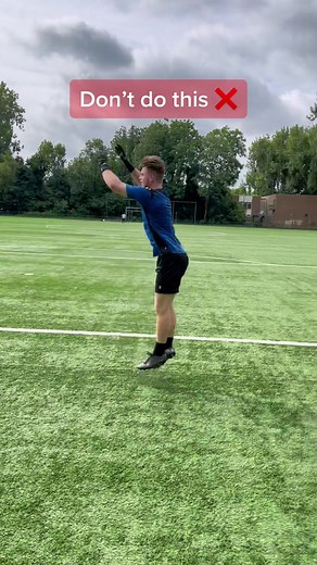 Wat gaat er fout bij clip 1? 🎥🧤 #goalkeeper #elitesportsgkeurope #rwlkkeepersgloves #fy #fyp #voetbaltok #soccer #foryou #question Goalkeeper tips | Goalkeeper coach | Goalkeeper do en don’t | Goalkeeper basics | Goalkeeper technique tips | Goalkeeper training | Goalkeeper do’s en dont’s | Goalkeeper basic technique | Technical goalkeeper tips | Goalkeeper gloves | Goalkeeper saves | Goalkeeper crosses | Goalkeeper tips crossing | Crossing tips