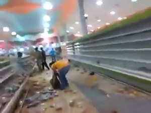 2.9M views · 60K shares | #video The Shopping en Venezuela. Imagénes de un saqueo #wtf #omg #csm #findemundo #6M #MaduroElModeloFracasó #noticias #vzla #politica | Cool Channel TV | Facebook