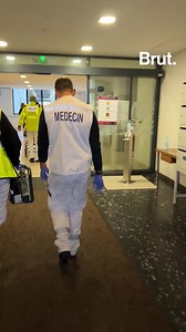 3.7K reactions · 1.3K shares | Raphaël est médecin urgentiste au SAMU de Poitiers. Avec un flot continu de patients et des soignants qui se relaient 24 heures sur 24, l'un des plus grands défis, c'est de transmettre les données médicales et de ne perdre aucune information... Et pour ça, il a une solution. Brut l'a suivi sur le terrain. | Brut | Facebook