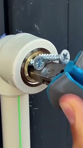 Easy Way to Remove Broken Pipe Threads Using Only Two Screws