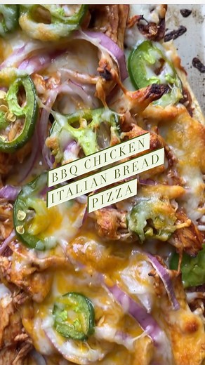 This legit has got to be the easiest BBQ Chicken Pizza ever! Why? Because it’s made on a loaf of Italian Bread instead of pizza dough. Easy Peasy! 👌👏 . . This Italian bread pizza is the bomb 💣. The combination of sweet barbecue sauce, with the tangy red onions, spicy jalapeños & tangy chicken, topped off with shredded mozzarella and cheddar and baked until hot and bubbly is a flavor explosion in your mouth. The bread gets so crispy on the edges and stays soft and tender in the middle. And to