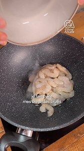 Aujourd’hui, on vous montre comment utiliser votre bouillon cube resté dans votre placard depuis des mois, dans une savoureuse soupe thaï express ! 🦐 Ingrédients : 150g pâtes de riz 1 cuil. à soupe huile de sésame 20 crevettes décortiquées 1 tablette de bouillon de poule dégraissé 1 cuil. à café de pâte de curry rouge 1 petit bouquet de coriandre ou de persil Sel �Poivre Bon appétit et à demain pour la deuxième recette ! 😍 #ideerecette #recettefacile #tips #recetterapide #thai | Cuisine Actuel