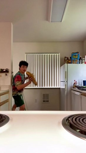 Making Garlic bread pizza 🧄🥖🍕#viral #bussin thank you for the idea @SAM THE COOKING GUY