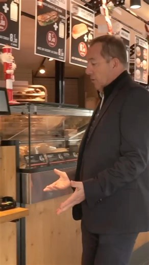 Pas assez de ventes, il tape du poing sur la table !