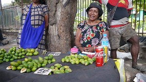 How an addictive habit has lifted Papua New Guinea's betel nut sellers out of poverty - ABC Pacific