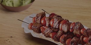 Grillspyd med oksekød og tomat