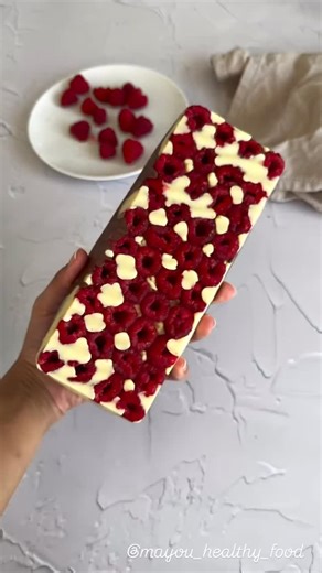 Best Dessert Recipes | All in One Place on Instagram: "🍓 Chocolate Raspberry Tablet (Franui-Style) A super easy, no-bake chocolate bar loaded with fresh raspberries and layered chocolate. Perfect for a quick dessert or sweet snack! 🧾 Ingredients (Makes 1 large tablet) • 5.3 oz (150 g) milk chocolate • 5.3 oz (150 g) white chocolate • 9 oz (250 g) fresh raspberries 👩‍🍳 Directions 1. Melt the milk chocolate Melt gently using a double boiler or microwave in 20–30 second intervals, stirring unti
