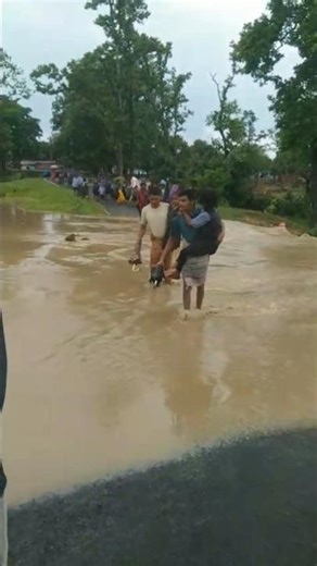हमारे गांव में बाढ़ | पुलिया बना जल मार्ग | Village Flood Scene