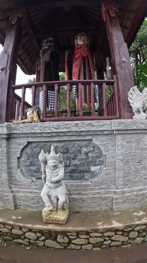 バトゥカル山麓の独特の石像に挨拶して登山開始