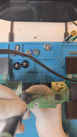 Egy Xbox Series Elite 2 kontrollert kaptunk TMR csere miatt, és teljes felújítást végeztünk rajta! Szétszedés, joystick csere, forrasztás, összeszerelés és kalibrálás – a kontroller újra hibátlanul működik. 👉 Ha neked is szükséged van professzionális javításra, itt tudod beküldeni: https://armacomp.hu/konzol-szerviz-bekuldes/ #konzolszerviz #xbox #xboxserieselite #elitecontroller #tmrcsere #kontrollerjavítás #karcag #armacomp #gaming #szerviz #javítás #gamepad #forrasztás | Armacomp Számítástec