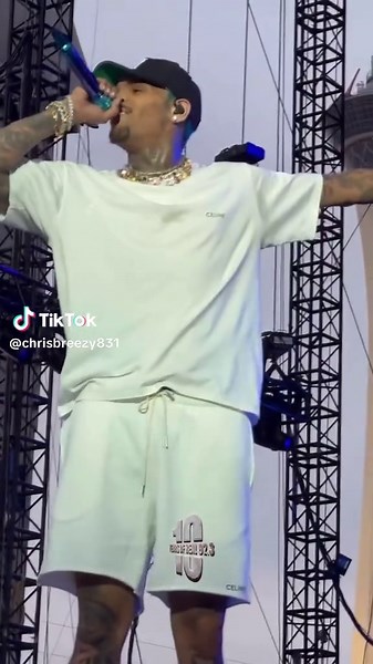 Chris Brown's Energetic Dance Performance