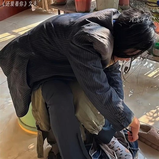 🇨🇳 家人驱赶后得知真相泪崩，母爱只觉心疼不觉好笑 🇬🇧 Family Discovers Daughter and Weeps in Pain