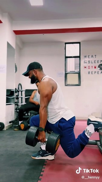 The Bulgarian split squat 😱….. #bulgariansplitsquat #legday #ethiopian_tik_tok🇪🇹🇪🇹🇪🇹🇪🇹 #habeshatiktok #trending #tiktok @hilesemmaa 😂🤭