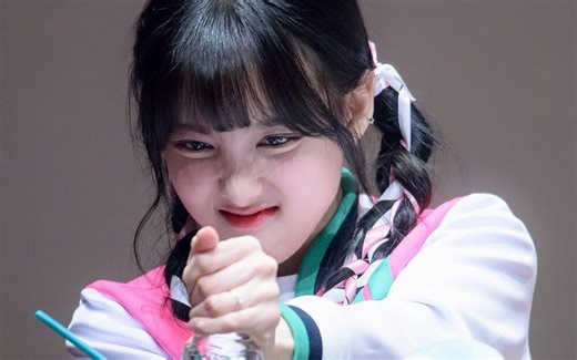 【TWICE】直播中踩到狗大便而疯狂尖叫的娜琏MOMO!? 透露自己最想亲近的女团是？