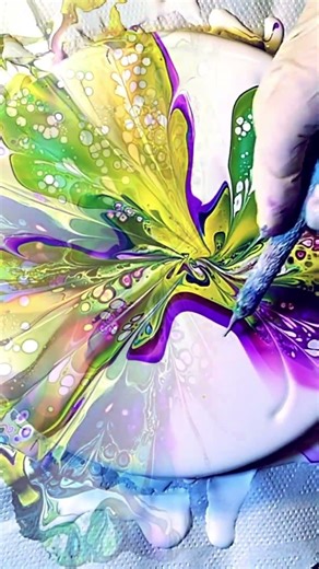 This Butterfly Swirl Looks ALIVE! #satisfying #art