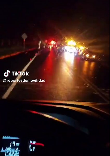 Al momento se presenta accidente múltiple en la vía Puerto berrío hacia #montería #caucasia ahí en el pasando el peaje de mancebo También se encuentra involucrado un semoviente. Tener paciencia y acatar las indicaciones de las autoridades que se encuentran en el sitio Envía videos y reportes al WhatsApp 321 857 9737
