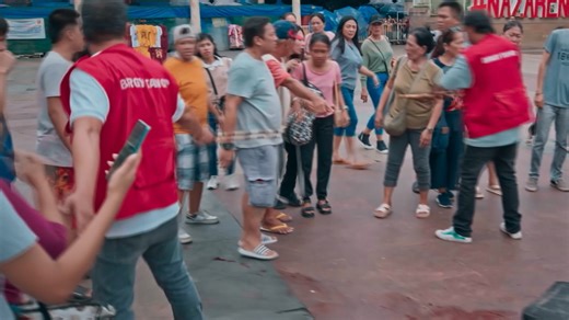 Lena drags Noy to the center of the city and leaves him there in a suitcase where he is discovered by Marites and Tindeng. Penye Lena amefika hata sisi tunaogopa! Catch #GangsOfManila Ep 214 on Novela E Plus ch. 57/128 at 9:40pm! >> XMAS OFFER: Subscribe to Classic Bouquet or Super Bouquet for only Ksh 1149 and 1799 respectively and get FIVE extra days on your subscription. #StarTimesTelenovelas #CocoMartin #FPJsBatangQuiapo | StarTimes