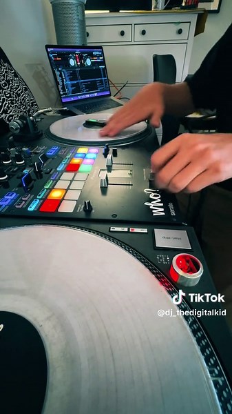 Something funky for your Friday. New beat 🙈 #scratchvideo #scratchdj #skratcher #turntable #skratch #looper #practiceyocuts #scratchlife #skratchnerds #hiphopculture #hiphopnation #boombap #hiphop #beatmaker