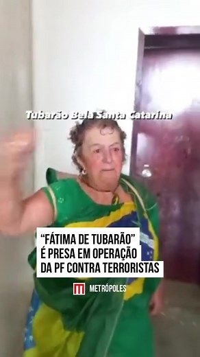 “Fátima de Tubarão” é #presa em operação da PF contra terroristas. Maria de Fátima Mendonça Jacinto Souza, de 67 anos, foi flagrada na #invasão ao #PaláciodoPlanalto no dia 8 de janeiro de 2023. Fátima foi condenada por tráfico de drogas em 2012. Ela ainda responde pelos crimes de estelionato e falsificação de documento público em outro processo, segundo o TJSC #TikTokNotícias