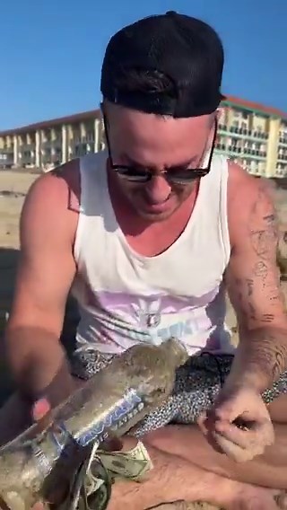 They found this on a beach in Mexico!Boyfriend and girlfriend find treasure that washed up on the beach by a near by resort. https://t.co/xhxUPeVBGO