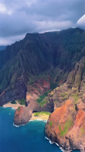 Ian on Instagram: "The Elytra went crazy👀 #explore #explorepage #travel #hawaii #kauai #napali #napalicoast #minecraft #explore #explorepage"
