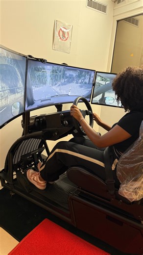 Jade | J’ai testé le simulateur de conduite OSCAR chez @impact.auto.ecole. Apprendre à conduire sans la pression, c est clairement un plus.... | Instagram