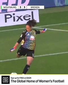 1.4M views · 6K reactions | L'absence de Goal Line Technology fait mal aux joueuses du Werder Bremen洛. Le but d'Alexandra Popp pour porter le score 3-3 a été validé sur cette action.  DAZN | Une-deux foot | Facebook