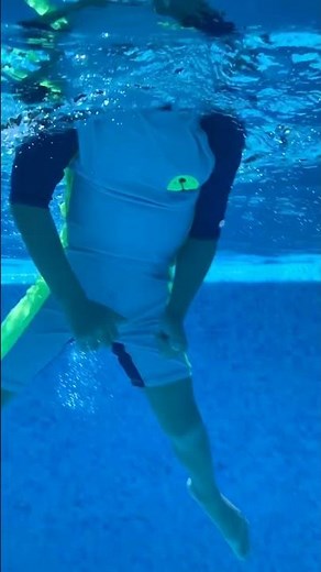 RAY 4 YEARS OLD SWIMMING UNDER WATER ❤️ Kids learning to swim and Dive 🏊🏻