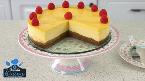 32K views · 776 reactions | Cheesecake la cuptor, cel mai fin si mai cremos desert pe care l-am gustat. Este perfect pentru intreaga familie si se face foarte usor. Incercati-l cu un sos racoritor de fructe si nu veti regreta! Reteta completa aici: https://jamila.ro/2qsu2CL | JamilaCuisine | Facebook