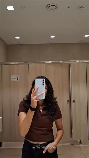 Anamika🦋 on Instagram: "Ever wondered why some data queries run super fast while others feel painfully slow? The answer often lies in how the data is stored, not in the query itself. Think of it like this Searching for information in a full book takes time, but searching on one specific page is much faster. That’s exactly the difference between row format and column format. In row-based formats like CSV or JSON, data is stored row by row. Each record is saved together. So even if you only need 