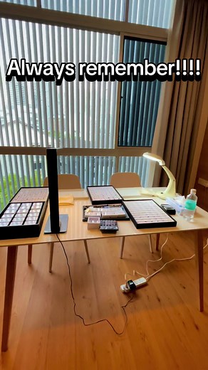 Always remember… Even the most beautiful things can be powerful. Glass needs to break to be sharp - just like pressure shapes a gem. #GewdaToGem #NaturalSapphire #GemHunt #TravelWithGems #SapphireJourney #Travel #motivation #gem #losvagos #gemshow