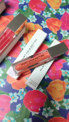 💄 Ce sunt rujurile Glitter Glass Rujurile lichide Glitter Glass sunt luciuri de buze cu micro-glitter și efect ultra-gloss, care oferă buzelor un aspect strălucitor, tip „glass lips”. Au o textură cremoasă, netedă și non-lipicioasă, iar formula este fără parabeni și dermatologic testată. ESSENS Europe 1 ✔️ oferă luciu intens ✔️ conțin particule fine de glitter ✔️ lasă buzele moi și hidratate ✔️ pot fi purtate singure sau peste ruj De obicei au 6 ml produs și sunt create pentru un efect elegant 