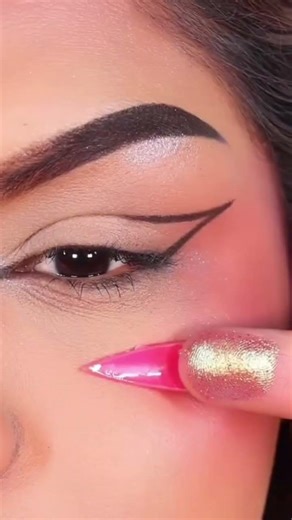 Golden glitter eyes ✨👀 #makeup #softglamlook #viral #eyemakeup #youtubefeed #fypシ゚viral #shots #yt