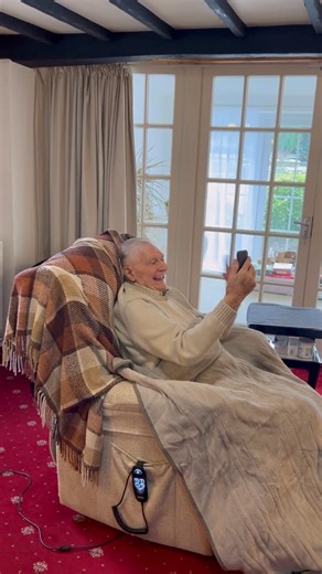 Joe Allington | #AD I am so happy with my new Doro Aurora phone, it was designed for seniors and it’s so easy to use! It has some fabulous features, from... | Instagram
