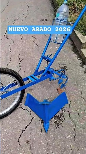 Nuevo arado manual para sembrar y aporcar la tierra