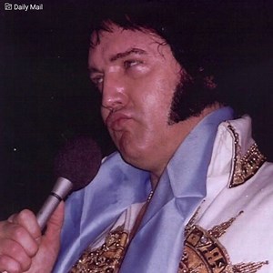 "Elvis desprezava as mulheres, não sei como podem admirar um homem que as usava apenas para jogos sujos" O final de Elvis Presley estava próximo e o artista estava lidando com sérios problemas de saúde devido à sua dependência. Presley ficou ainda pior quando percebeu que seu legado musical estava sendo ofuscado por seus segredos mais sombrios. | Ícones