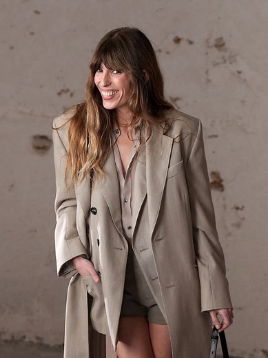 Révélée au cinéma dès l’âge de 5 ans, Lou Doillon s’est imposée au fil des années comme une figure incontournable de la scène artistique française. À l’occasion de son anniversaire, retour sur le parcours singulier de cette icône de mode et de créativité ! ✨ #loudoillon #birthday #successtory #ellemagazine #ellefrance