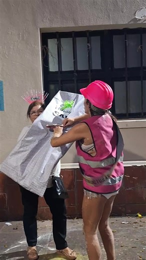 tus papás te dan el mejor regalo de recibida #egresada #agarralapala #ponetealaburar #arquitecta #desempleo