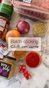 COOK WITH ME: Danielle's journey shared her go-to chilli con carne recipe. A meal prep staple, cook up a big batch and have with rice and veg, on tacos, in burritos and anything else you can think of over the week. #musclefood #mealprep #recipeideas | MuscleFood