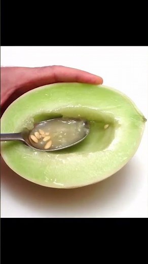 An Ultra-Fast Way to Cut a Honeydew Melon 😱🔪🍈😍