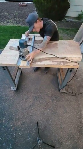 Getting this 2'x4' dark walnut slab flattened out for a new... #Shorts #oflynncustomcreations