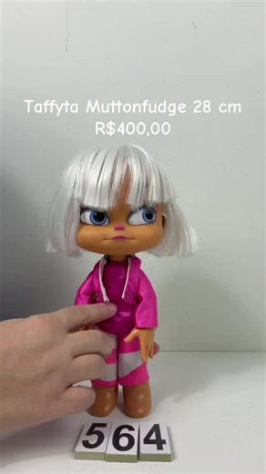 🍭✨ Uma raridade que dificilmente aparece à venda! A boneca Taffyta Muttonfudge, do universo de Detona Ralph (Ralph Breaks the Internet), com aproximadamente 28 cm, está disponível no Brechózinho de Importados por apenas R$ 400. Ela acompanha os acessórios mostrados na foto e é uma peça bem rara de ser encontrada, perfeita para quem ama colecionar personagens Disney e quer um item diferenciado na coleção. Se você estava procurando essa personagem, aproveite antes que ela encontre um novo lar! 💖