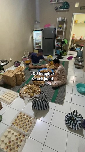 300 bungkus snack isian pastel telor dan rollcake hrg 4500/pcs #ytpujianic4