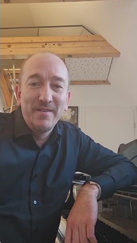 🎹 🎹 Unglaublich – wir mussten sogar eine Tribüne anbauen. Schon jetzt sind 90 % der Plätze vergeben. Am Sonntag, 1. März, 18 Uhr, kommt Chris Hopkins' FunTastenFest nach Hattingen an der Ruhr Das international gefeierte Stride & Swing Piano Summit: 4 Pianisten an 2 Flügeln und 176 Tasten Solo, im Duell und am Ende alle gemeinsam. Mit Saalplan-Buchung – Du wählst Deinen Platz selbst. Wenn Du dabei sein willst, sichere Dir jetzt Dein Ticket | Chris Hopkins Jazz