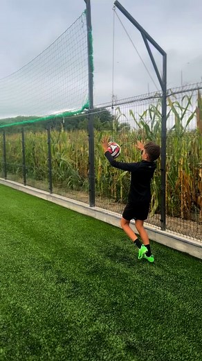 144 reactions | Usvajanje tehnike udarca glavom bez skoka uz viseću loptu! ⚽️Individualni nogometni treninzi⚽️ Mjesto održavanja treninga: Osijek  Pošalji poruku za više informacija i rezervaciju termina! #FootballDrills #FootballSkills #SoccerTraining #TrainLikeAPro | AP Sport | Facebook