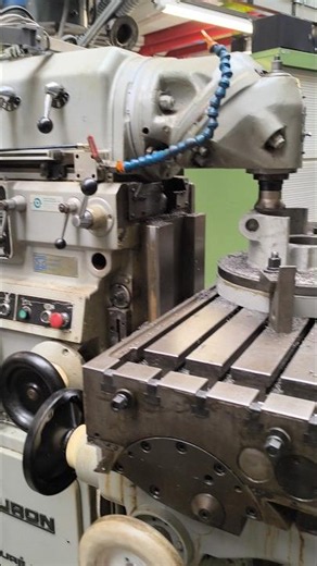 Huron NU3 milling machine machining stuffing box #asmr #milling #machine #pump #repair #castiron